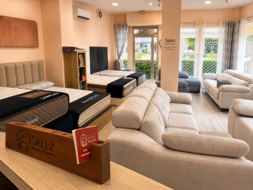 Exposición de colchones en la tienda Salez Mobiliario de Fuenlabrada